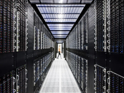 البنية الرقمية هدفاً.. لماذا ضربت إيران مراكز البيانات؟