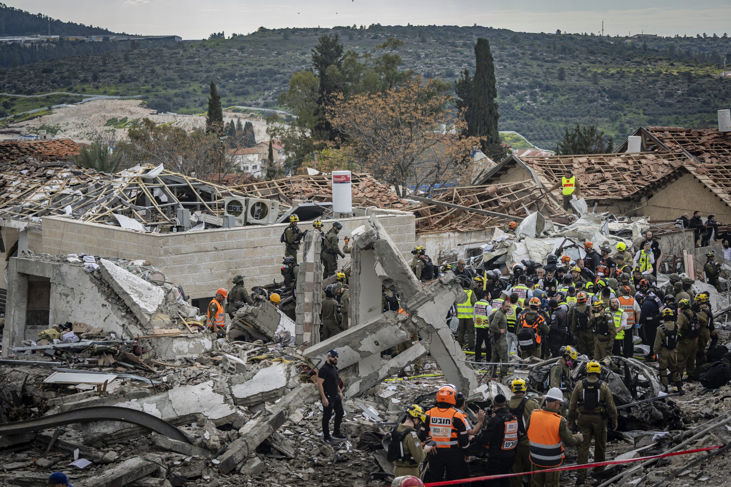 دمار هائل خلفه صاروخ باليستي أُطلق من إيران أصاب مستوطنة "بيت شيمش، في الأول من آذار/ مارس 2026.