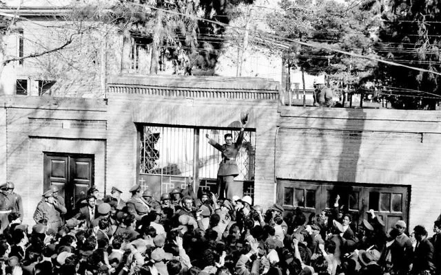 صورة مؤرخة في 28 شباط/ فبراير 1953، يظهر ضابط في الجيش وهو يحشد أنصار الشاه محمد رضا بهلوي أمام منزل رئيس الوزراء الإيراني آنذاك محمد مصدق، بينما اندلعت أعمال شغب في طهران. (مصدر الصورة: وكالة أسوشيتد برس)
